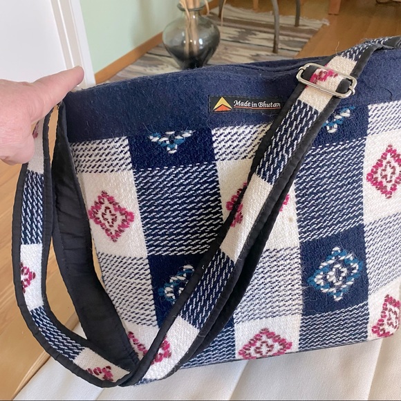 Handmade embroidered crossbody bag - Picture 2 of 6